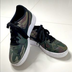 youth nike camo shoes